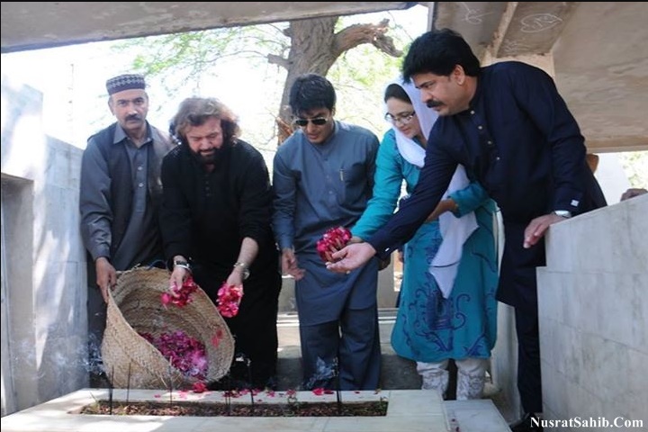 Mr. Hans Raj Hans visited the tomb of Nusrat Fateh Ali Khan yesterday, along with DCO Faisalabad, Mr. Noor-ul-Amin Mengal